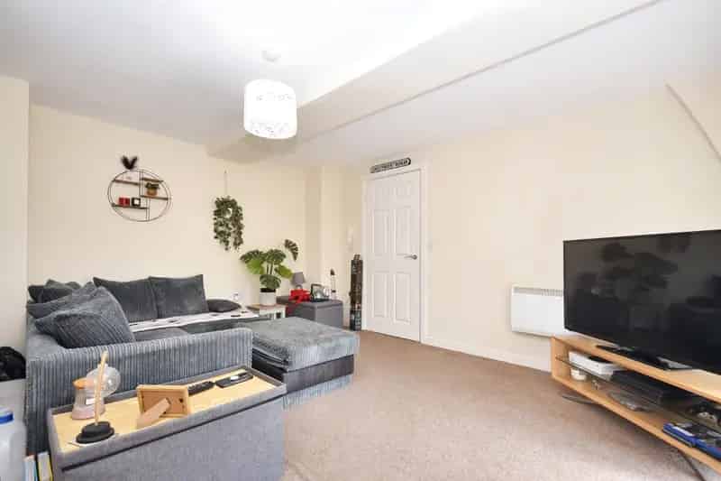 One Bedroom Apartment Near Wakefield Centre - Allocated Parking