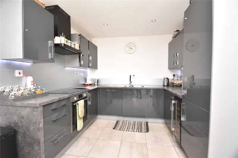 Spacious Semi Detached Home with Garden and Garage