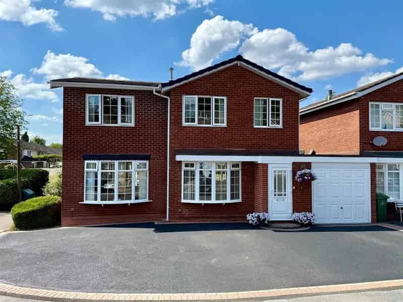 5 Bedroom Link Detached House for Sale Near Shirley Train Station
