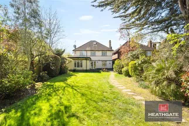 Detached House for Sale in London N2 - 5 Beds, 2 Baths, Large Garden