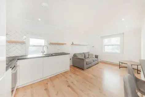 2 Bedroom Flat 66m² London Top Floor Recently Refurbished