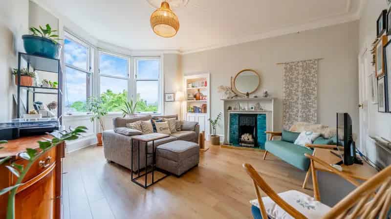Shawlands 2-Bedroom Tenement Flat Near Rail Station