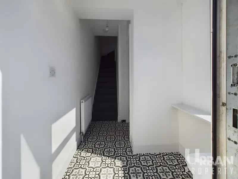 Modern 2 Bedroom House to Rent for Professionals