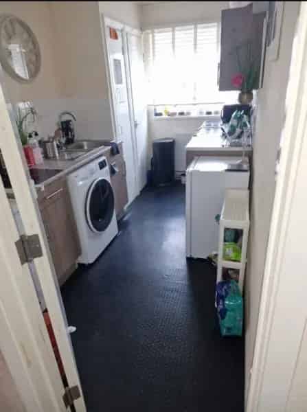 Spacious 2-Bed Flat with Large Living Room and Balcony