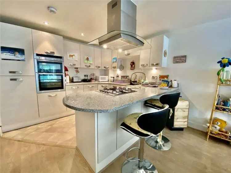 2 bed flat for sale