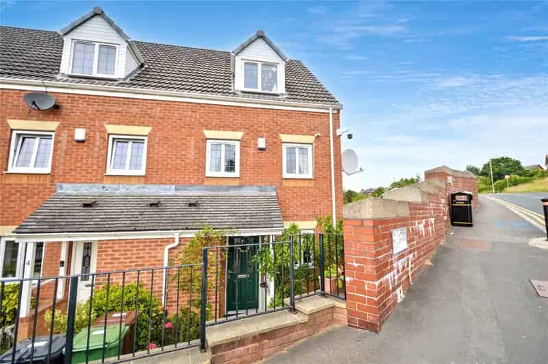 Three Bedroom End Townhouse Near M62 and M1