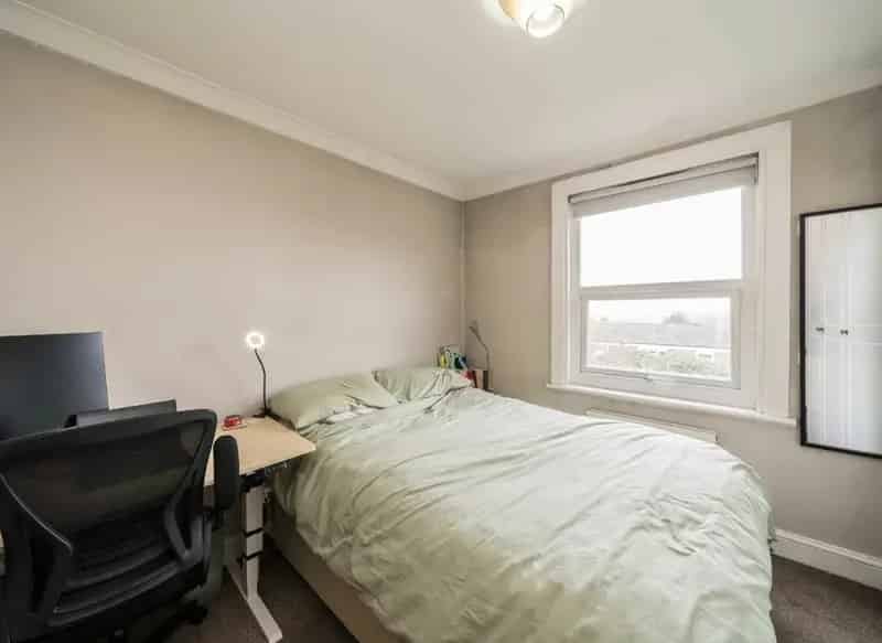 Two Bedroom Victorian Flat Near Stations