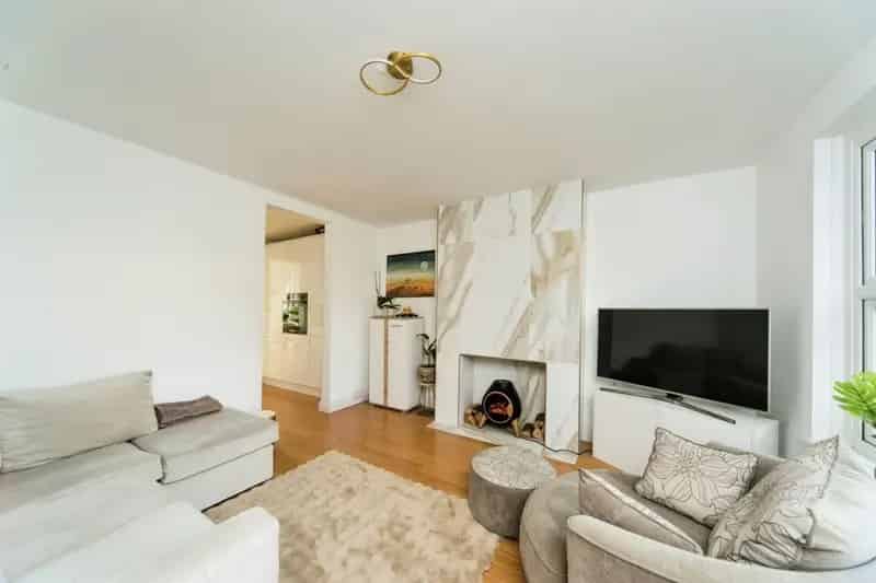 3 Bedroom Semi-Detached House with Garden and Outhouse