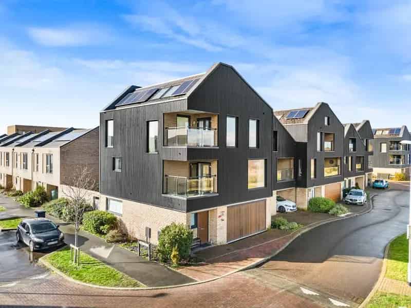 5 Bedroom End of Terrace House for Sale