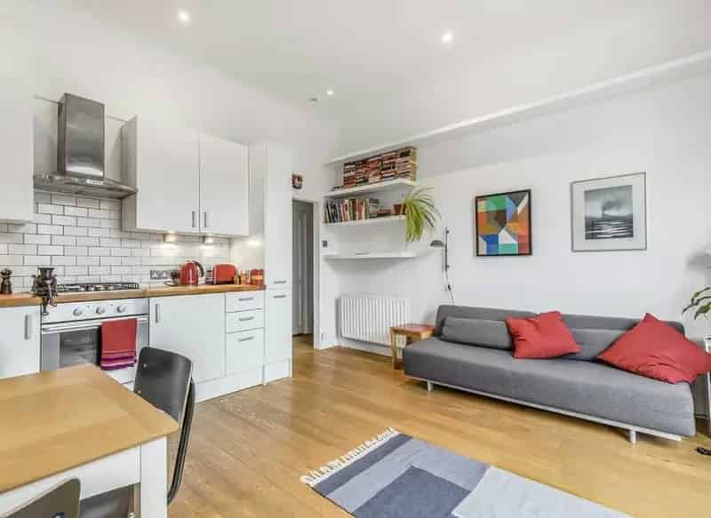 London Fields Double Bedroom Victorian Conversion Flat