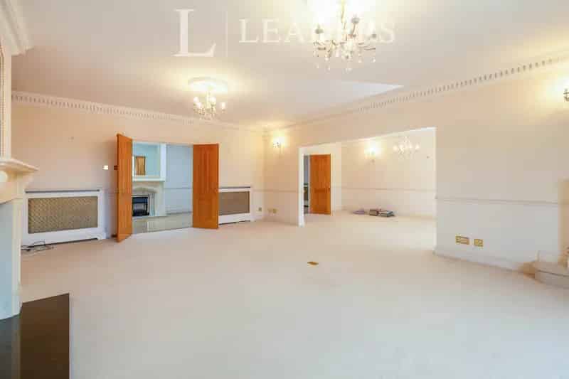 Sevenoaks Penthouse Apartment with Two Ensuite Bedrooms and Parking