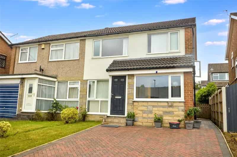 Three Bed Semi Detached House with Two Reception Rooms and Conservatory