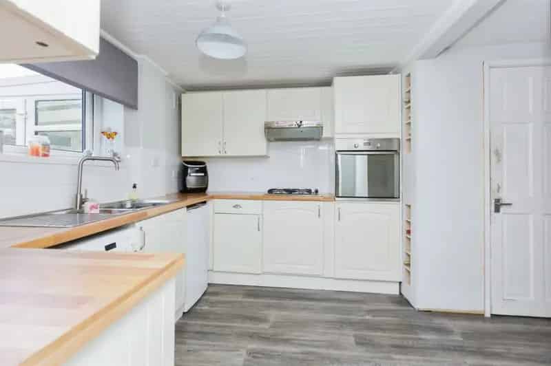 3 Bedroom Semi Detached House Large Driveway and Garden