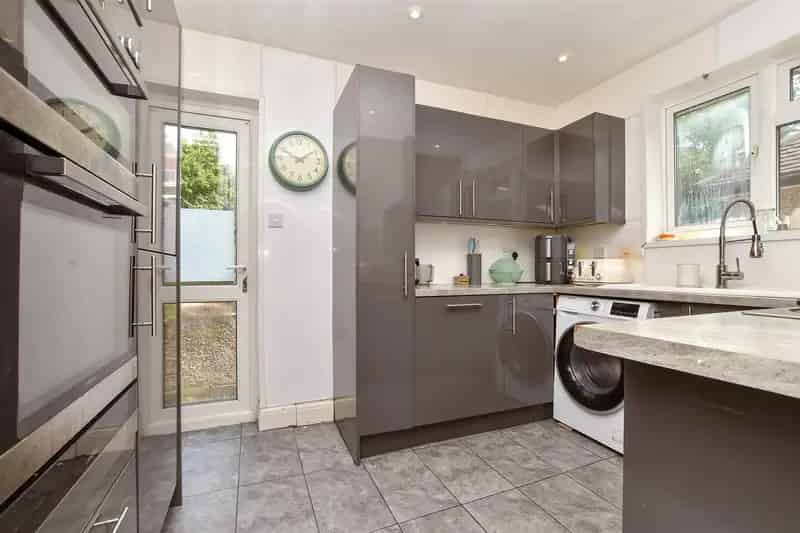2 Bedroom Maisonette for Sale Near Schools and Transport