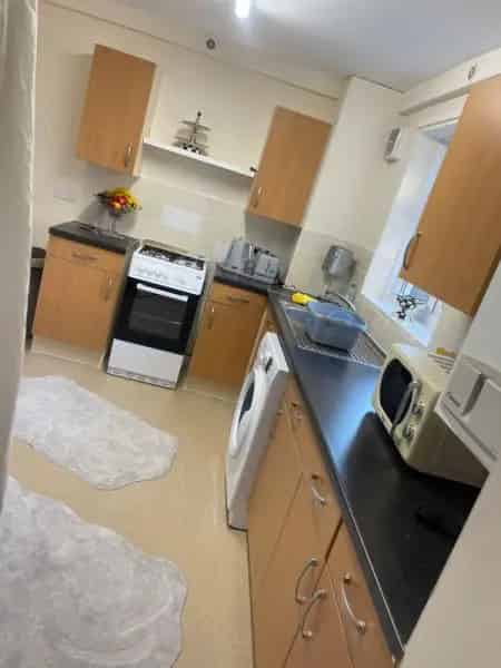 2 Bed Ground Floor Maisonette with Garden and Parking