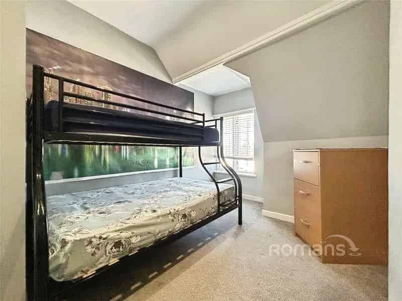 2 bed flat for sale