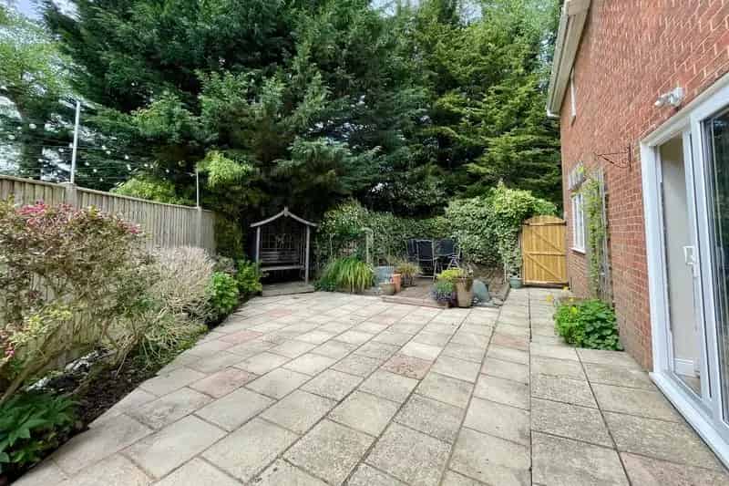 4 Bed Extended House For Sale Near Farnborough Airport