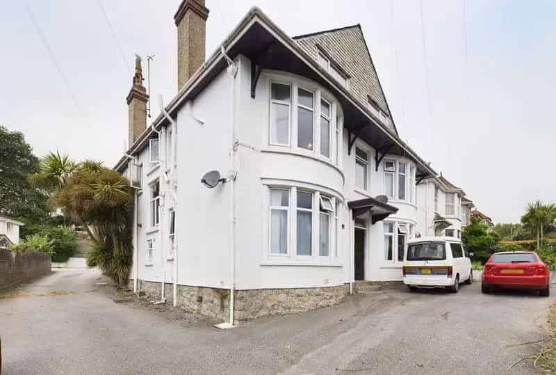 Falmouth Studio Apartment with Parking
