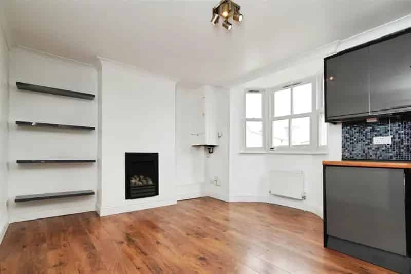 Spacious 2-Bed Apartment Near Brighton Station Parking Available
