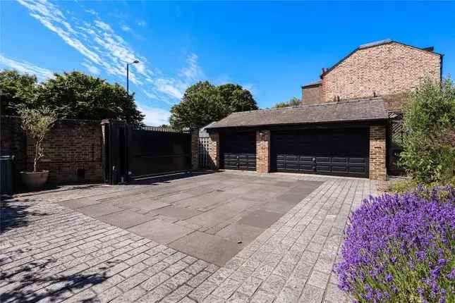 Detached house to rent in Hampton Court Road, East Molesey KT8