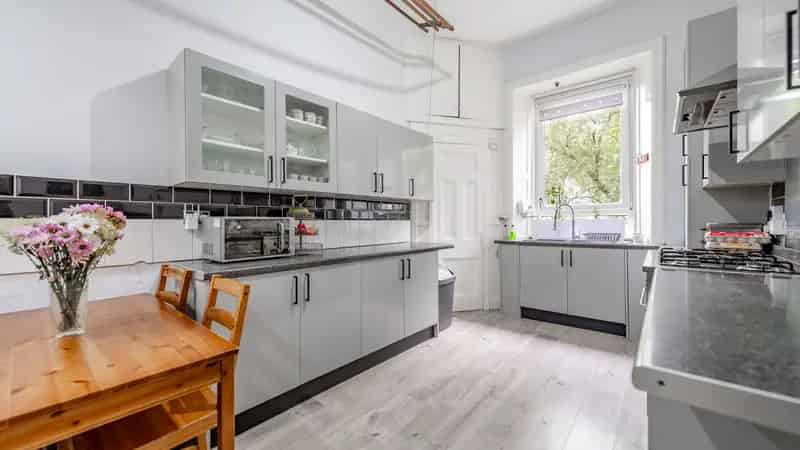 Three Bedroom Tenement Flat in Pollokshields Near Rail Station