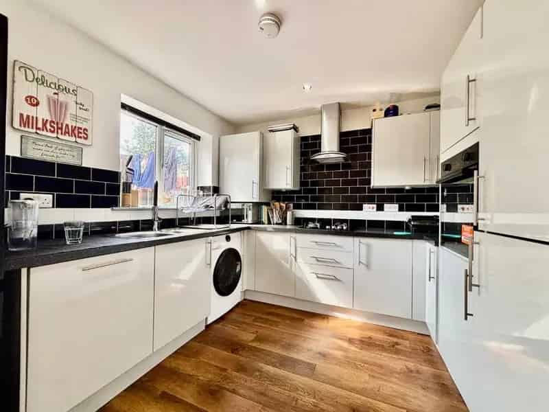 4 Bedroom House For Sale Near Town Centre