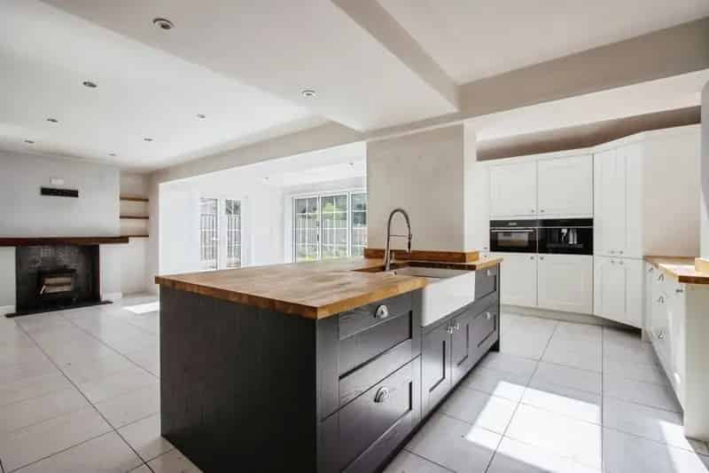 7-Bedroom Detached House Garforth - Large Family Home