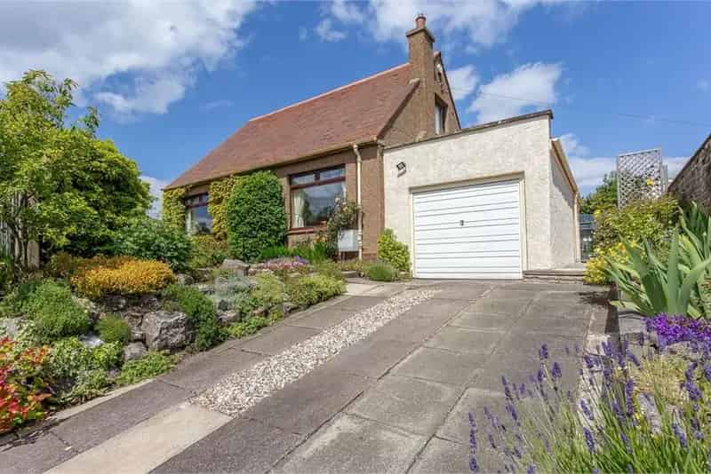 4 Bed Detached House with 3 Reception Rooms and Garden