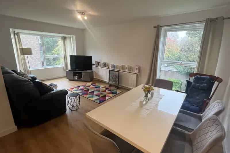 Two Bedroom Apartment in Headingley Near Amenities