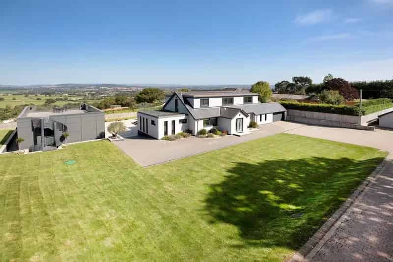 6 bedroom detached house for sale
