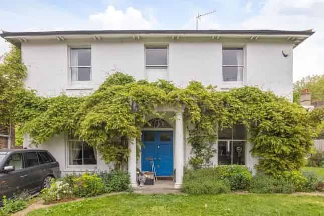 Spacious Detached House for Sale in London SE5