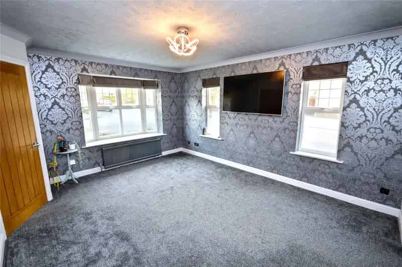 3 Bed Detached House Near M62 and M1 - Refurbished