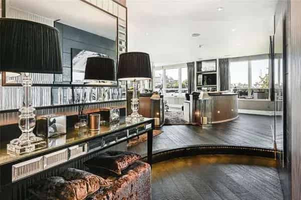Riverside Apartment with Breathtaking Thames Views