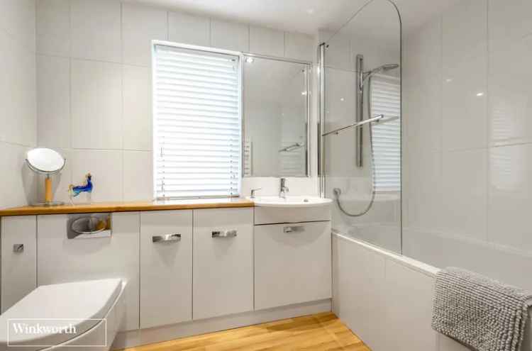 3 Bedroom Bungalow in Tadley - Spacious Detached Home with Large Gardens