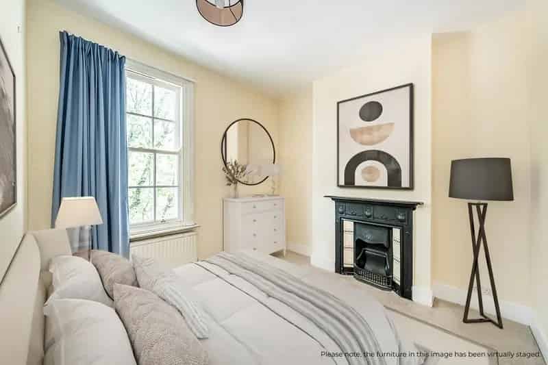 3 Bedroom Flat for Sale in Clapham Old Town
