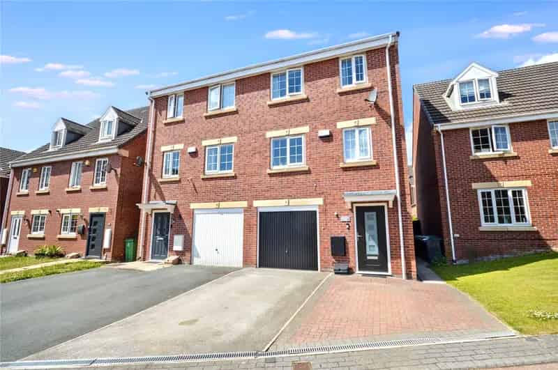 Modern 4-Bedroom Semi-Detached Home Near M62 M1 Motorways