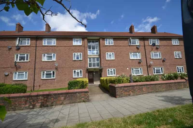 Ground Floor 1 Bedroom Flat Communal Garden EPC C Council Tax B