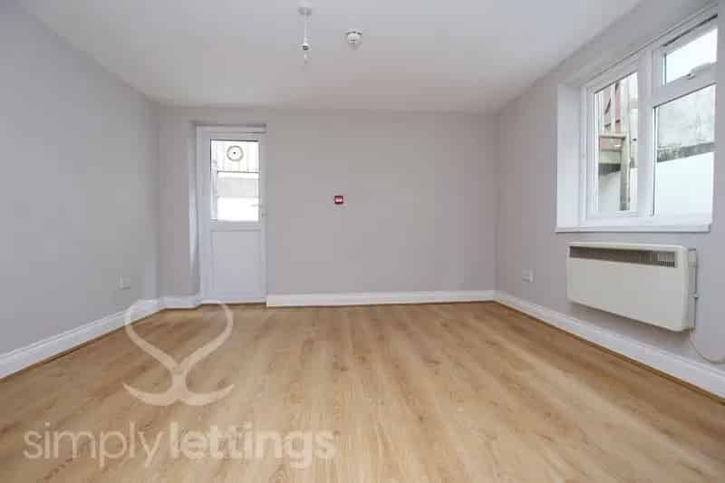 0 Bedroom Flat House to Rent for Couples