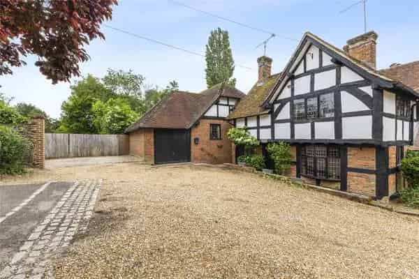 3-Bedroom House in Farnham Town Centre with Garden Studio and Parking