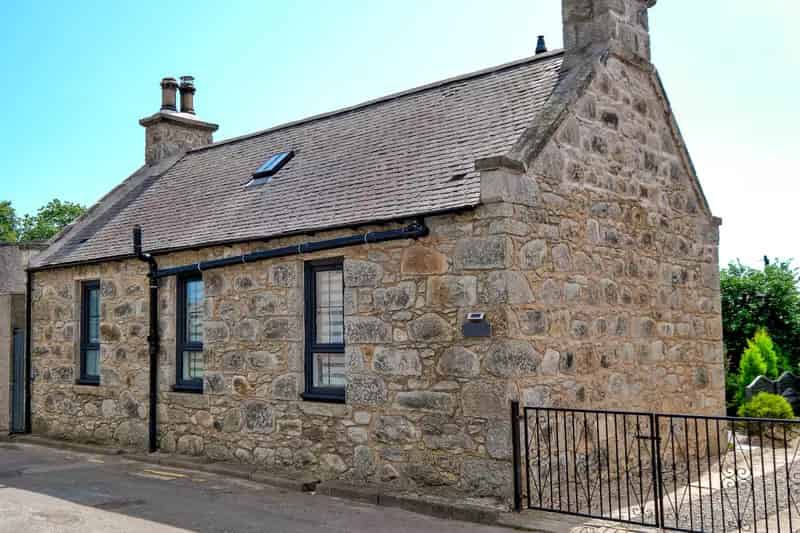 Immaculate 2-Bed Detached Home in Dyce Near Airport and Amenities