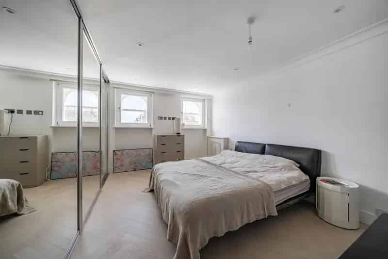 Spacious 3-Bedroom Penthouse Apartment with Westerly Views
