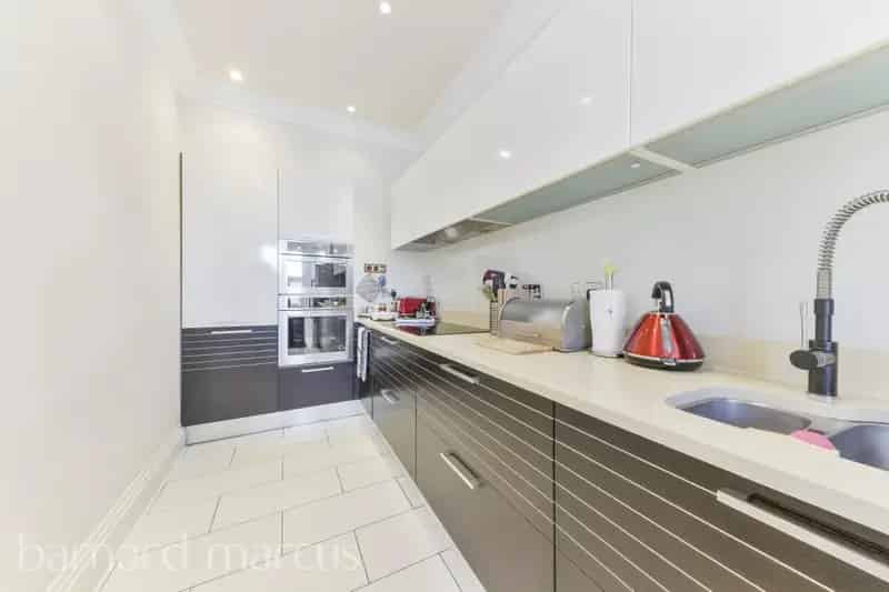 Family Home Four Double Bedrooms Three Bathrooms Garden Driveway