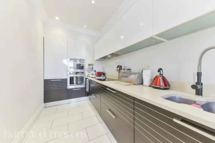 Family Home Four Double Bedrooms Three Bathrooms Garden Driveway