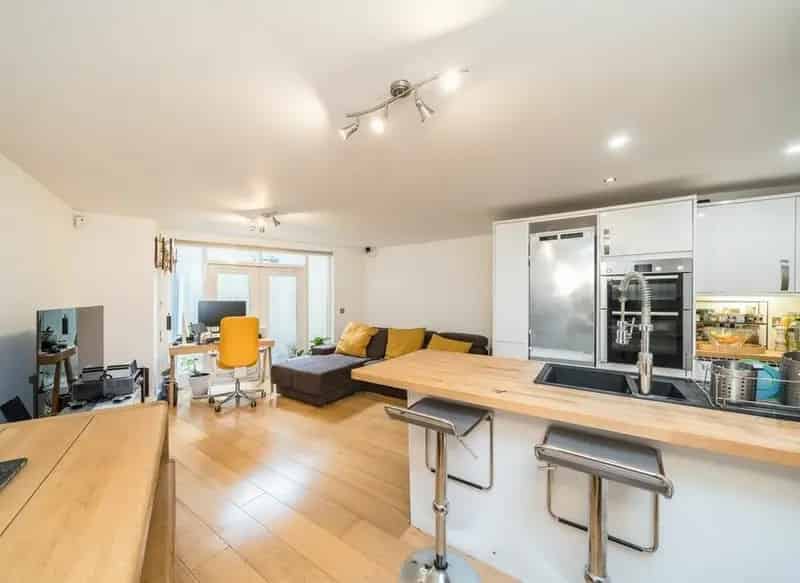 Two Double Bedroom Apartment with Courtyards and Parking in Clapham