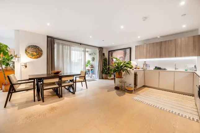 Flat for sale in The Avenue, Brondesbury Park, London NW6