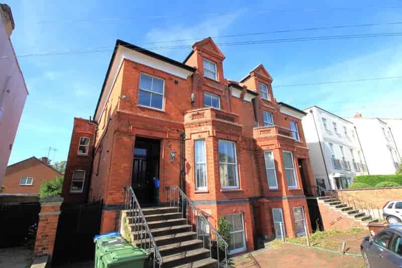 1 Bedroom Flat Cheltenham City Centre Apartment