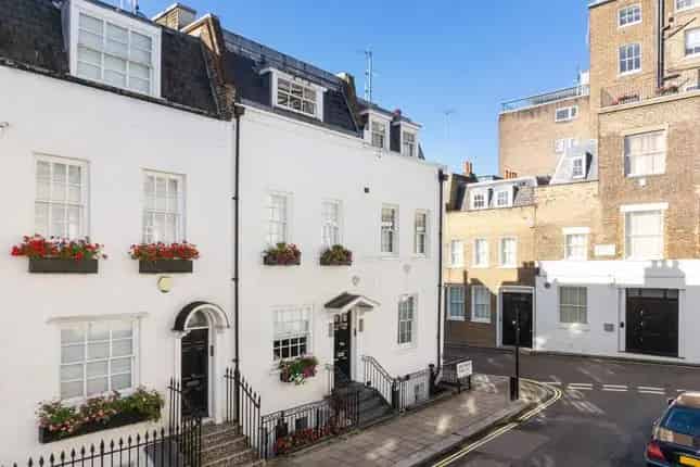 Luxury 4-Bedroom House in Knightsbridge