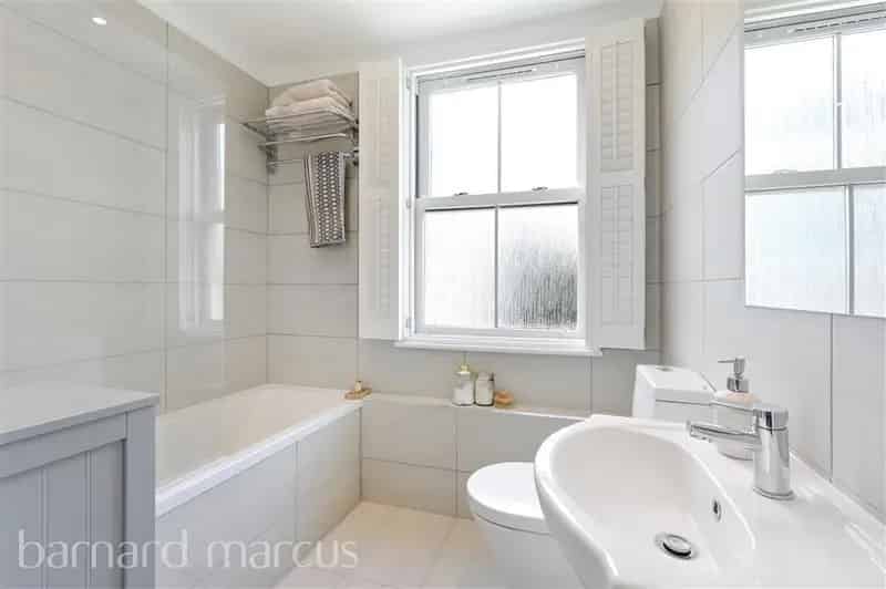 2-Bed Apartment in Hamptons Development Worcester Park