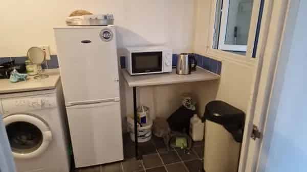 1-Bed Council Flat Like New Large Kitchen Showroom Bathroom Quiet Area