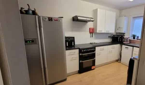4 Double Bedroom Townhouse Near Transport and Shops